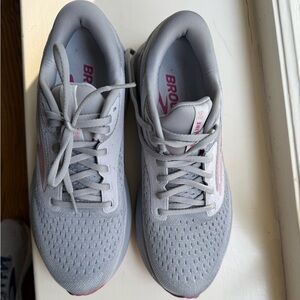 Brooks Women's Adrenaline GTS 24 9.5 Narrow - worn once for a walk